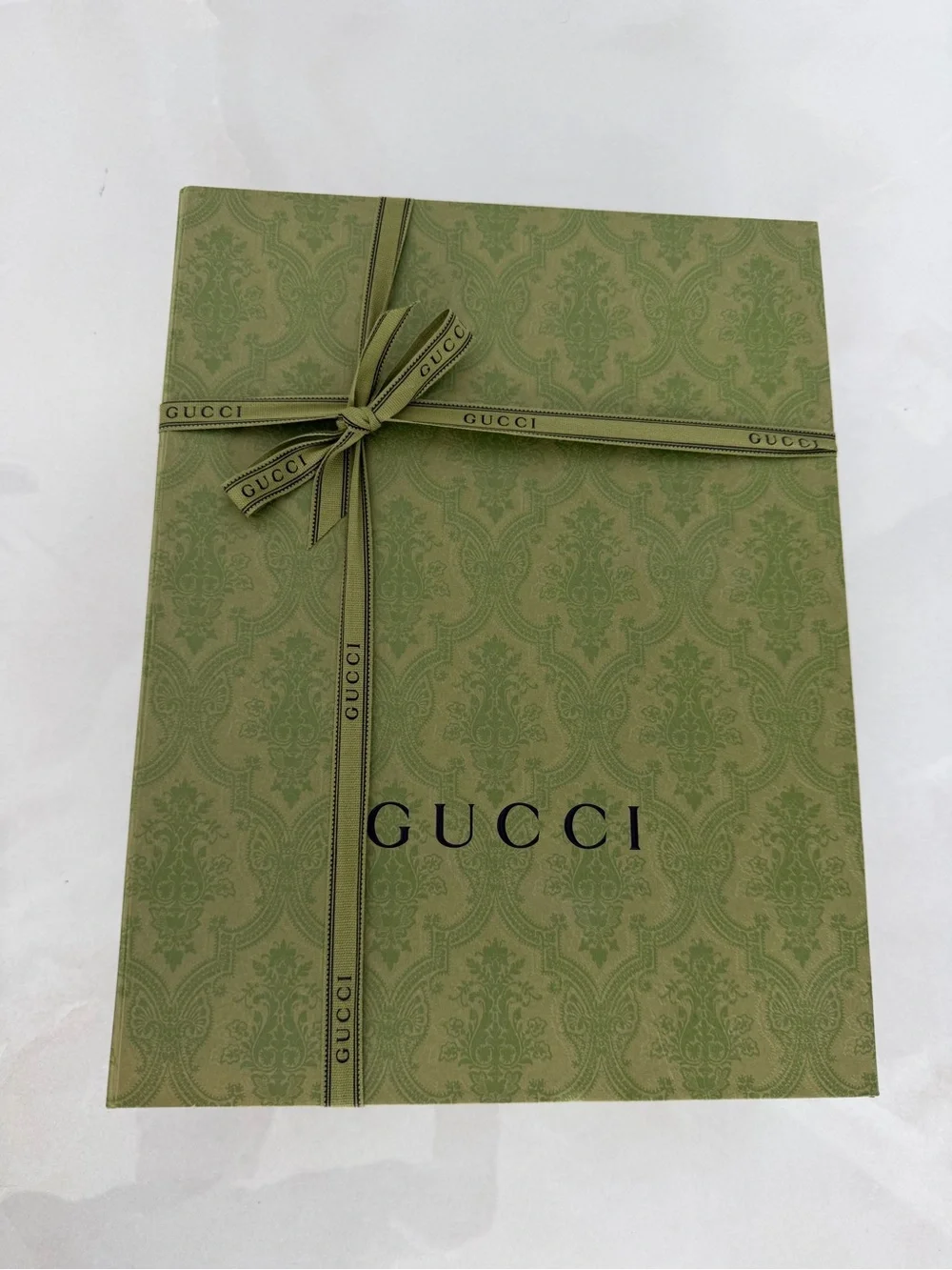 Gucci Large Green Magnetic Close Gift Box with Logo Ribbon - Picture 2 of 14